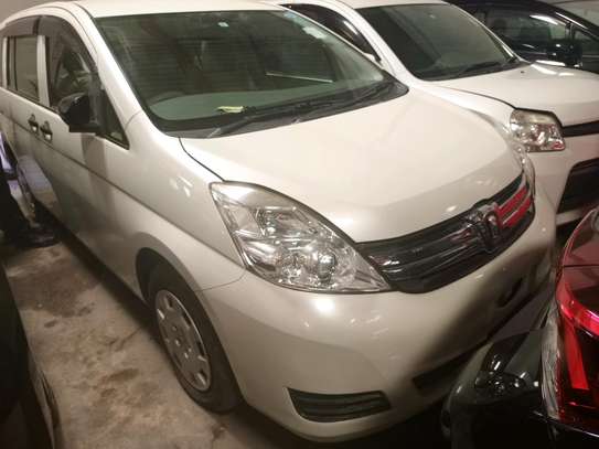 Toyota Isis pearl white image 6