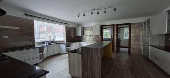 5 Bed Townhouse with En Suite in Rosslyn image 1