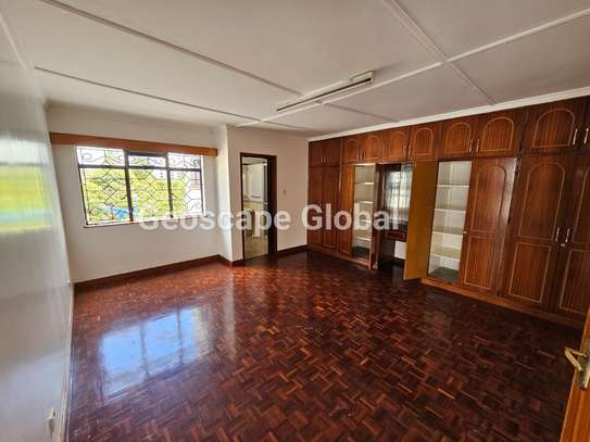 5 Bed Townhouse with En Suite in Spring Valley image 19