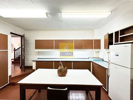 5 Bed House in Rosslyn image 7