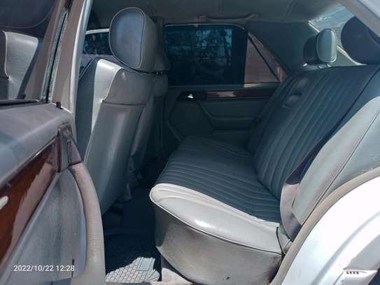Mercedes Benz 200E image 4