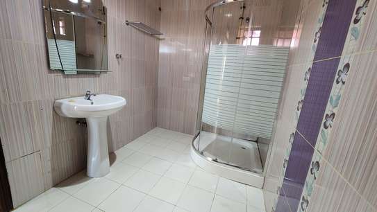 5 Bed House with En Suite in Thome image 3