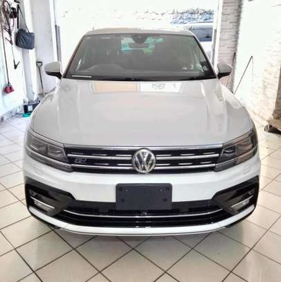 VOLKSWAGEN TIGUAN R LINE WITH SUNROOF image 2