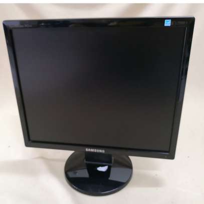 17 inch samsung monitor(square). image 6
