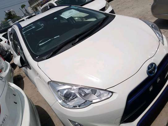 Toyota Aqua white color 2017 model image 1