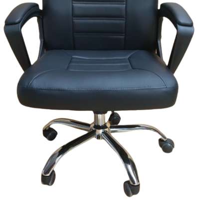 Office chair: Black swivel ergonomic leather seat image 3