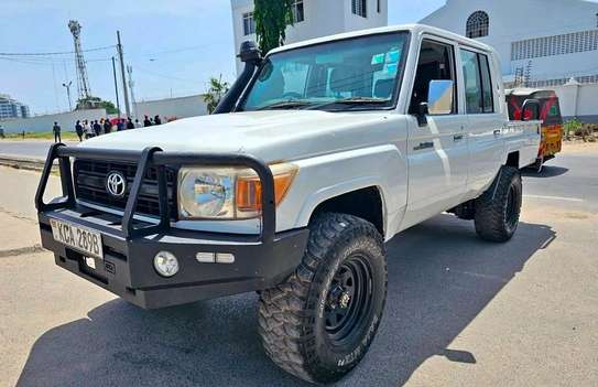 Toyota land Cruiser V8 Hard top Pick up 2014 image 2