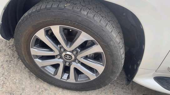 LANDCRUISER V8 PETROL SUNROOF image 3