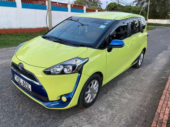Almost new Toyota sienta image 1