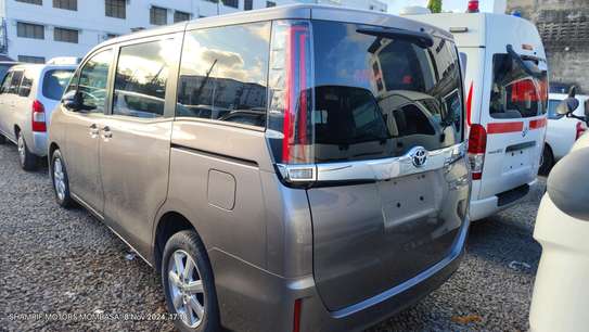 Toyota Noah gold 2018 2wd image 8