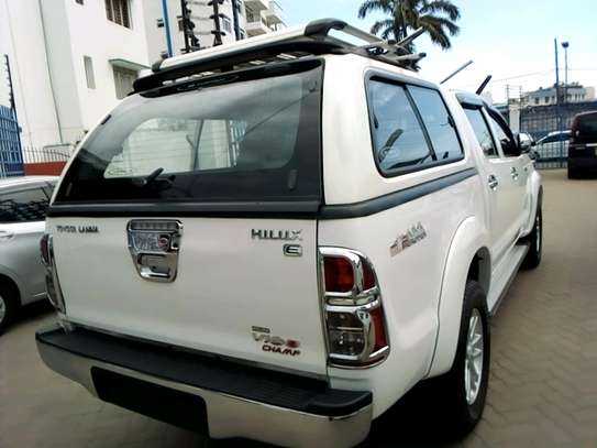Hilux double cabin image 2