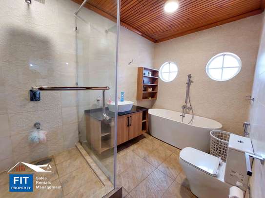 4 Bed House with En Suite in Brookside image 6