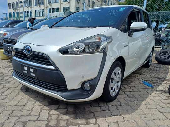 Toyota sienta hybrid image 2