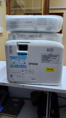 EPSON CB XO5 PROJECTOR, 3300 LUMENS image 3