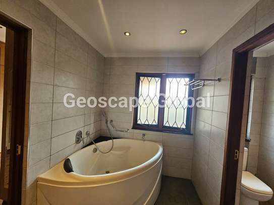 5 Bed House with En Suite in Gigiri image 6