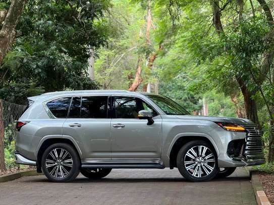2022 Lexus LX600 image 5