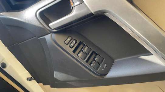 TOYOTA LANDCRUISER PRADO PETROL image 2