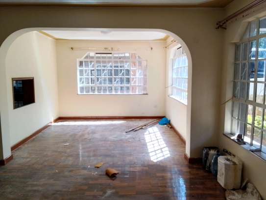 Kileleshwa:Classic three bedrooms Apt for rent. image 1