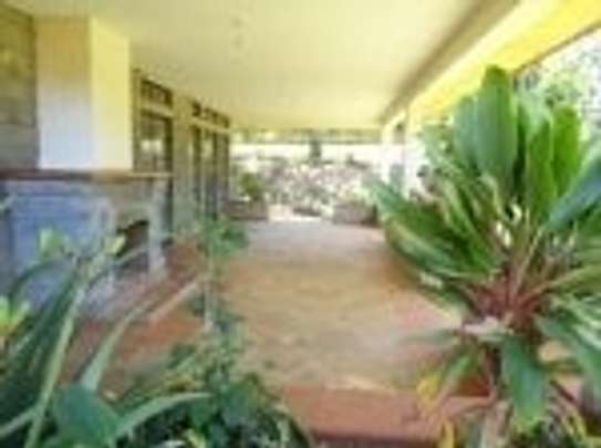 5 Bed Villa with En Suite in Rosslyn image 2