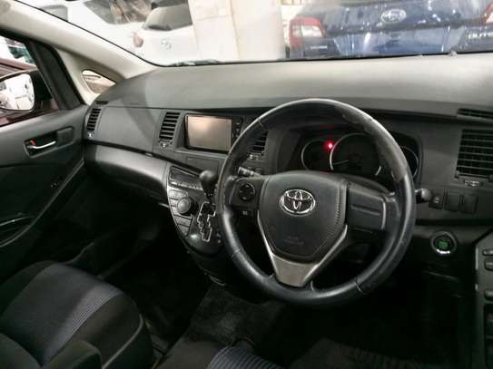 Toyota Isis platana image 3