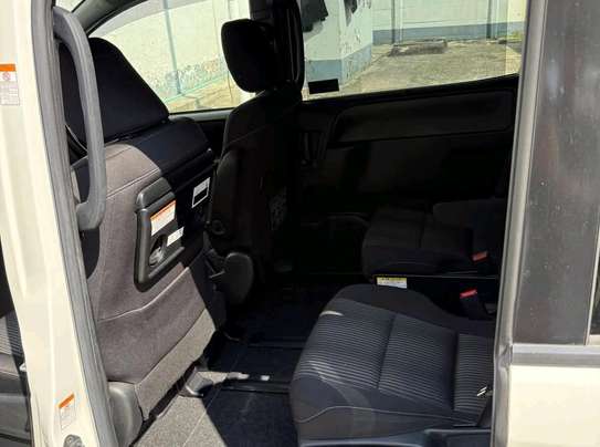 TOYOTA NOAH MINIVAN image 3