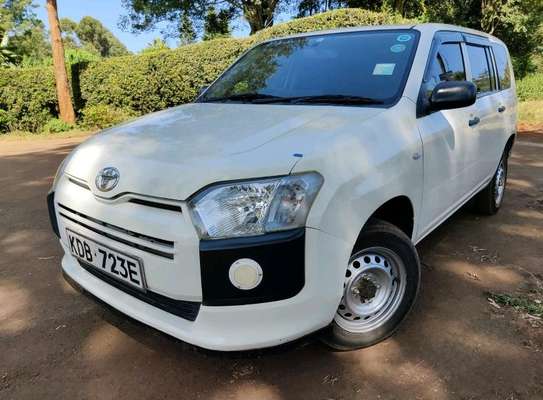2014 Toyota probox white in excellent condition image 1