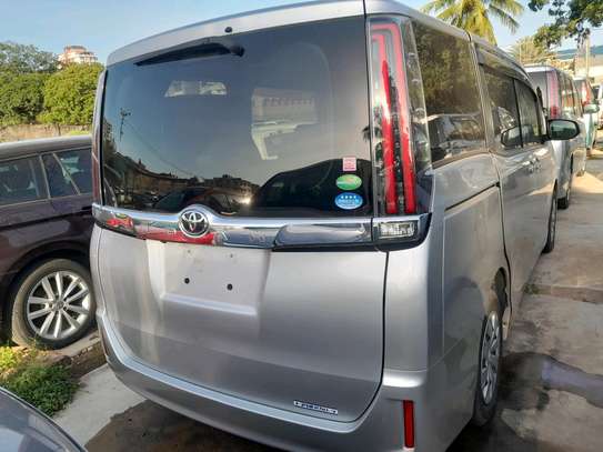 Toyota Noah silver 8 seater 2wd image 10