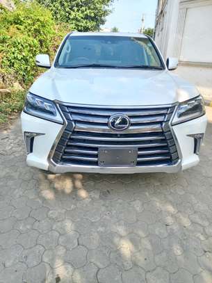 Lexus LX 570 V8 image 1