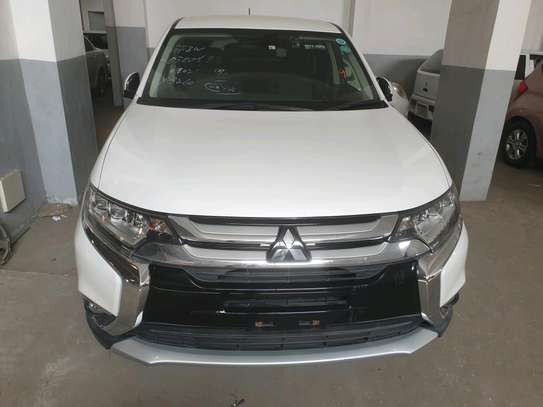 Mitsubishi autlander new shape white image 7