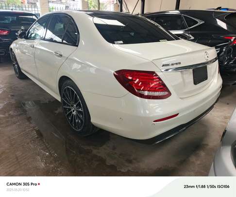 Mercedes Benz E43 image 8
