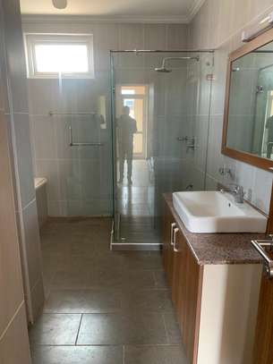 3 bedroom apartment all ensuite with a Dsq image 9