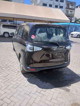 Toyota Sienta purble image 4