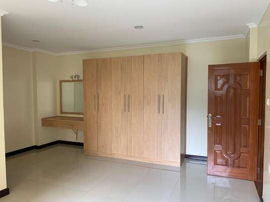 3 bedroom apartment all ensuite kilimani with Dsq image 5