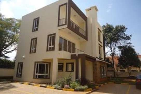 5 Bed House with En Suite at Lavington Green image 19