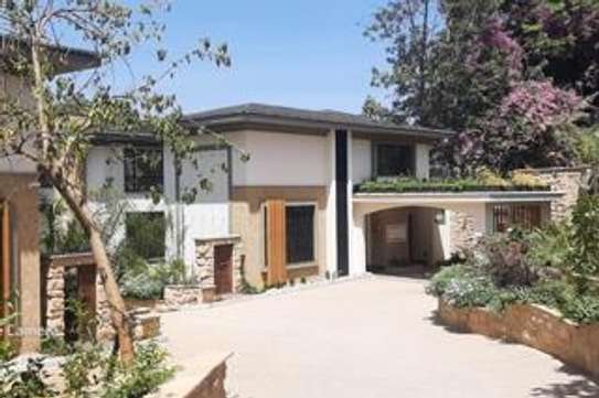 5 Bed House with En Suite at Lavington Green image 2