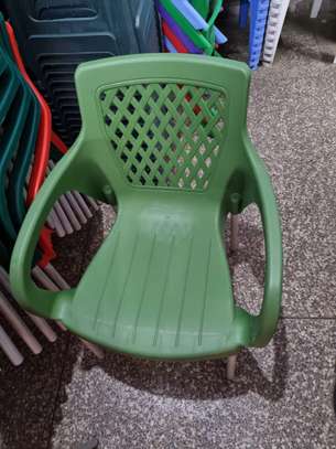 Plastic chair with metallic tubing legs. image 6