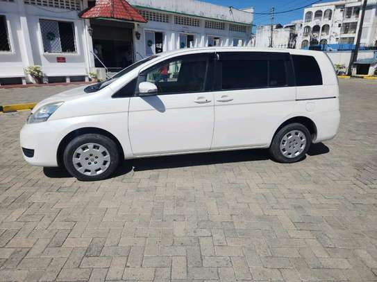 Toyota isis 7 seater 2015 image 6