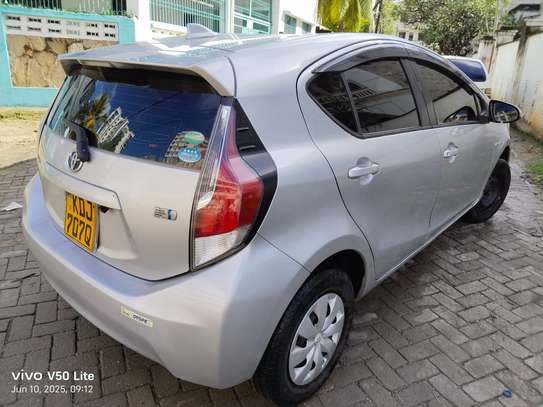 Toyota Aqua KDJ image 3