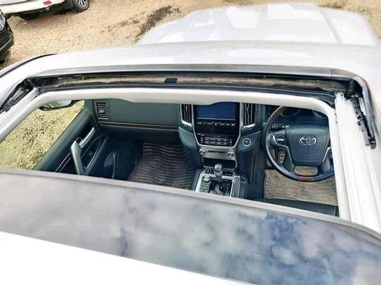 2018 Toyota land cruiser ZX V8 PETROL in Kenya image 6