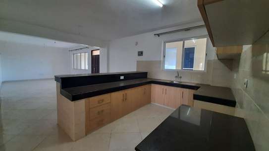 Serviced 2 Bed Apartment with En Suite in Kilimani image 5