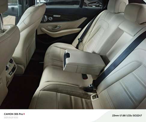 Mercedes Benz E43 image 5