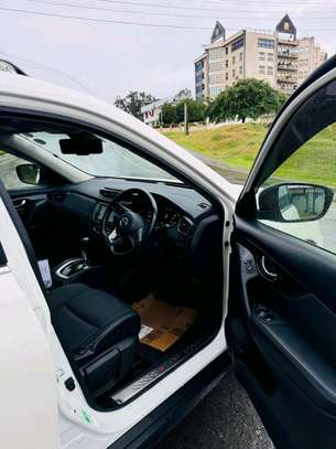 Nissan Xtrail Newshape pearl white image 3