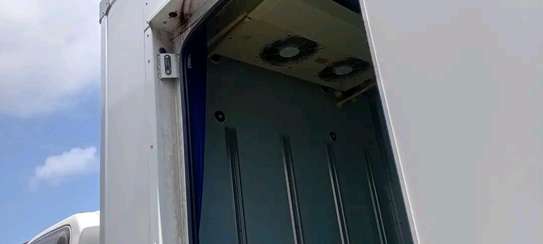 ISUZU NPR85 freezer image 7