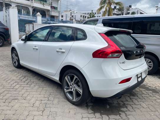 Volvo v40 white image 3