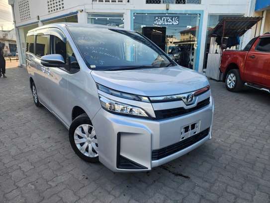 Toyota Voxy silver 2018 New Shape image 1