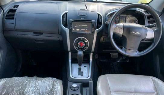 ISUZU MUX 7SEATER image 4