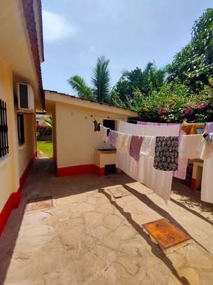 4 Bed House with Swimming Pool in Malindi image 4