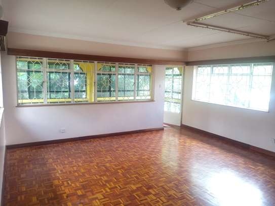 5 Bed House with En Suite at Lavington Green image 1