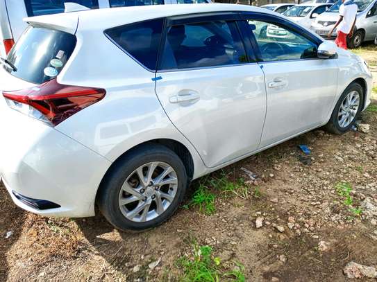 Toyota Auris pearl fully loaded image 11