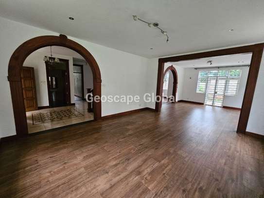 5 Bed House with En Suite in Rosslyn image 1